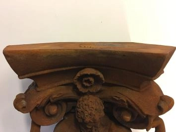 Zeer opvallende muurbeugel -ornament met gragende man, Polystone-rust